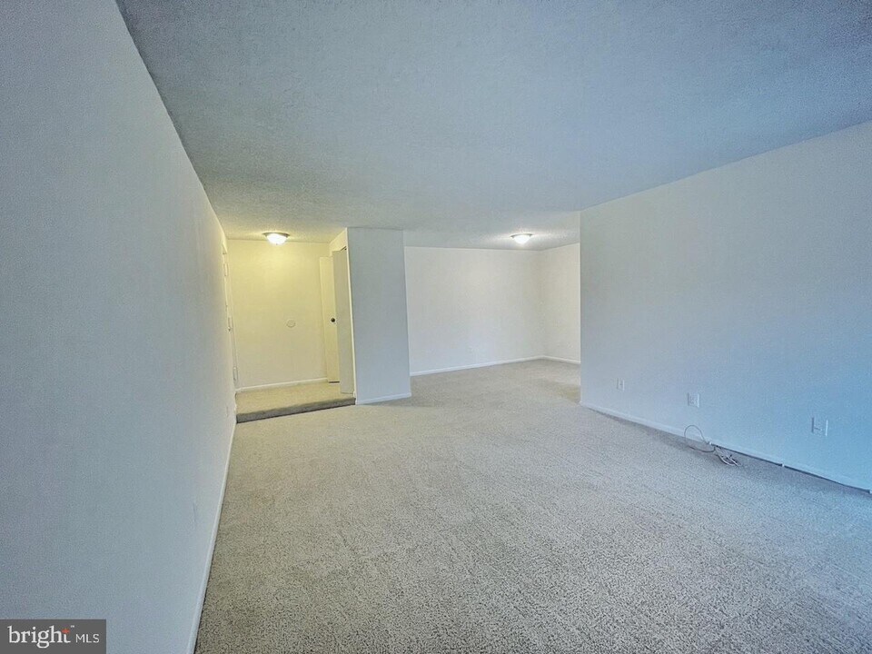 10204 Bushman Dr-Unit -324 in Oakton, VA - Foto de edificio