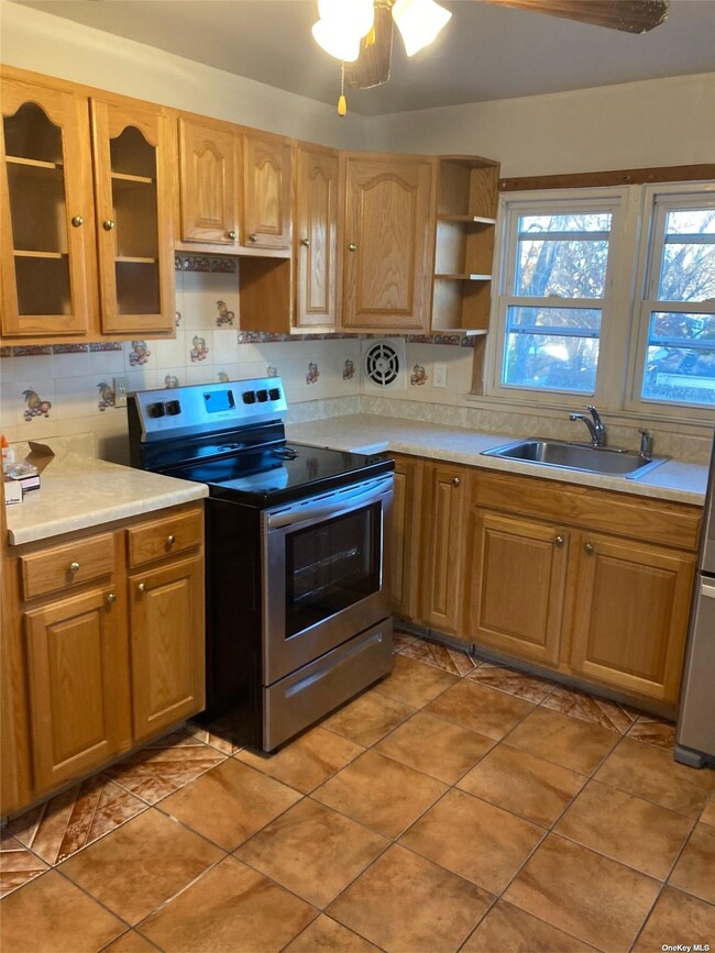 166 Arthur Ave, Unit 2 in South Floral Park, NY - Building Photo - Building Photo