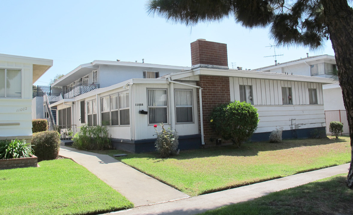 11008 Crenshaw Blvd in Inglewood, CA - Building Photo