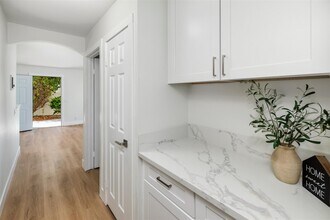 9949 Erma Rd in San Diego, CA - Building Photo - Building Photo