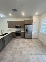 10295 NW 64th Terrace in Doral, FL - Building Photo