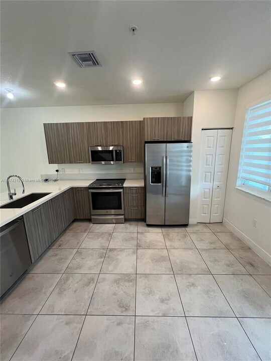 10295 NW 64th Terrace in Doral, FL - Building Photo