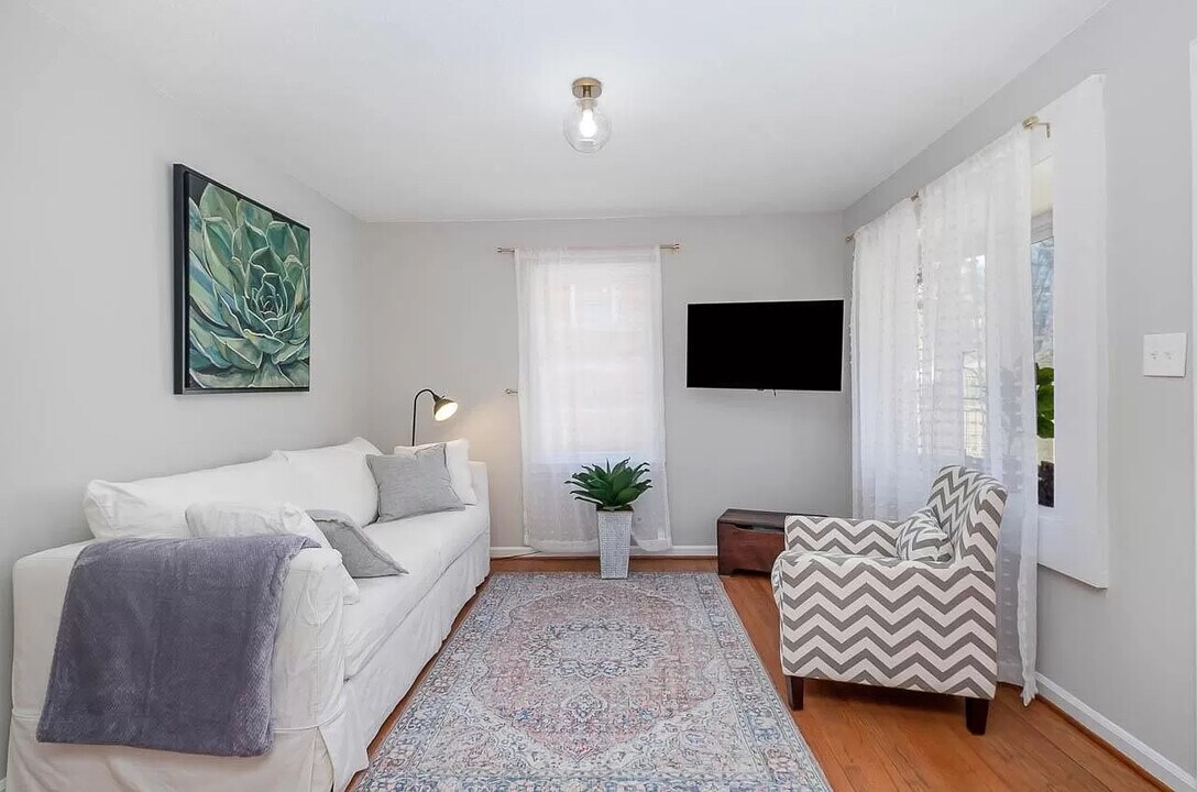 Room in House on Archdale Dr in Durham, NC - Building Photo