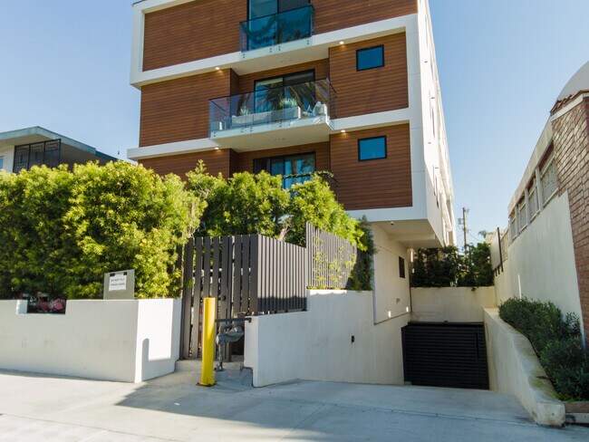 1806 N Gramercy Plz in Los Angeles, CA - Foto de edificio - Building Photo