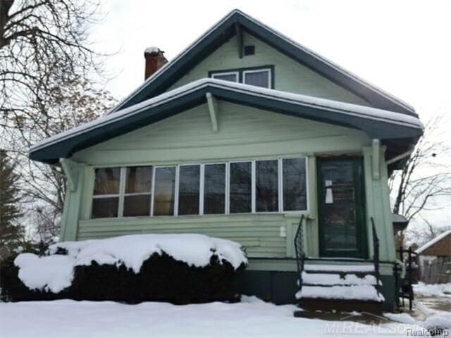 property at 606 E Stewart Ave