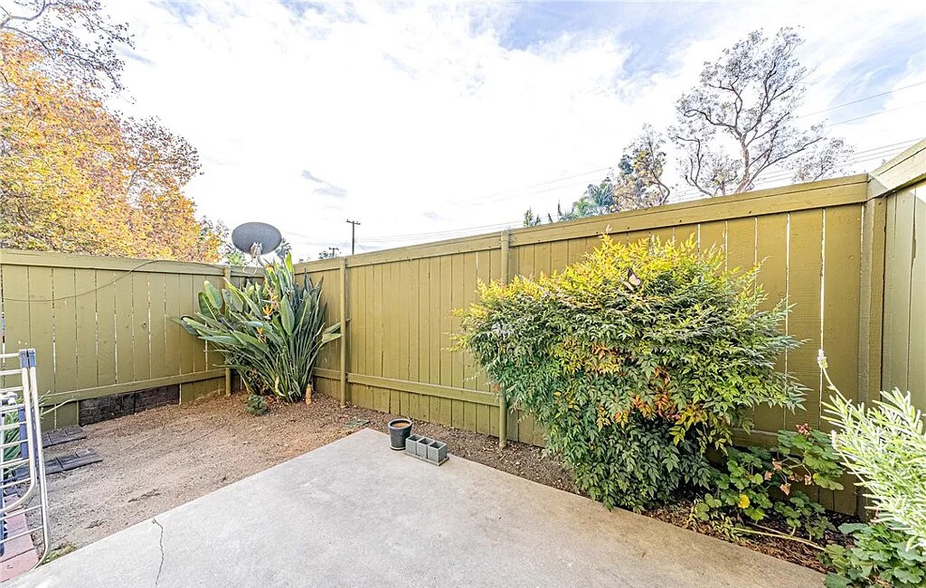 1490 W Lambert Rd in La Habra, CA - Building Photo
