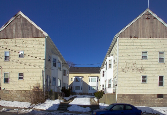 27-35 Carver St in Fall River, MA - Foto de edificio - Building Photo