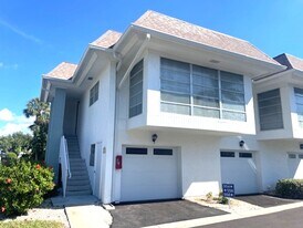 554 Sutton Pl in Longboat Key, FL - Building Photo