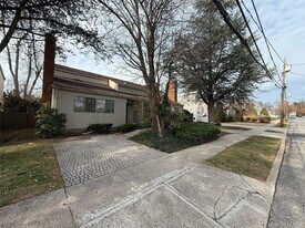 35 A S Norwood Rd in Sands Point, NY - Building Photo