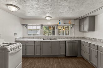 8206 Sunflower Dr in Silsbee, TX - Building Photo - Building Photo