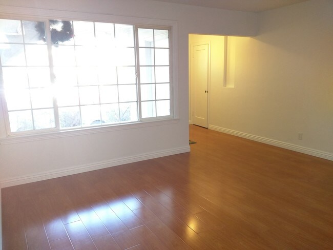 439 N Claremont St, Unit 2 in San Mateo, CA - Foto de edificio - Building Photo