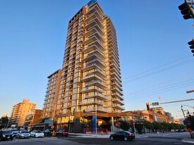 1588 Johnston Rd in White Rock, BC - Building Photo