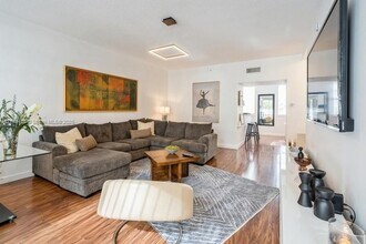 2069 S Ocean Dr in Hallandale Beach, FL - Foto de edificio - Building Photo