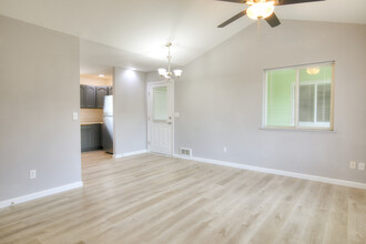 1015 Lincoln St in Hoquiam, WA - Building Photo - Interior Photo