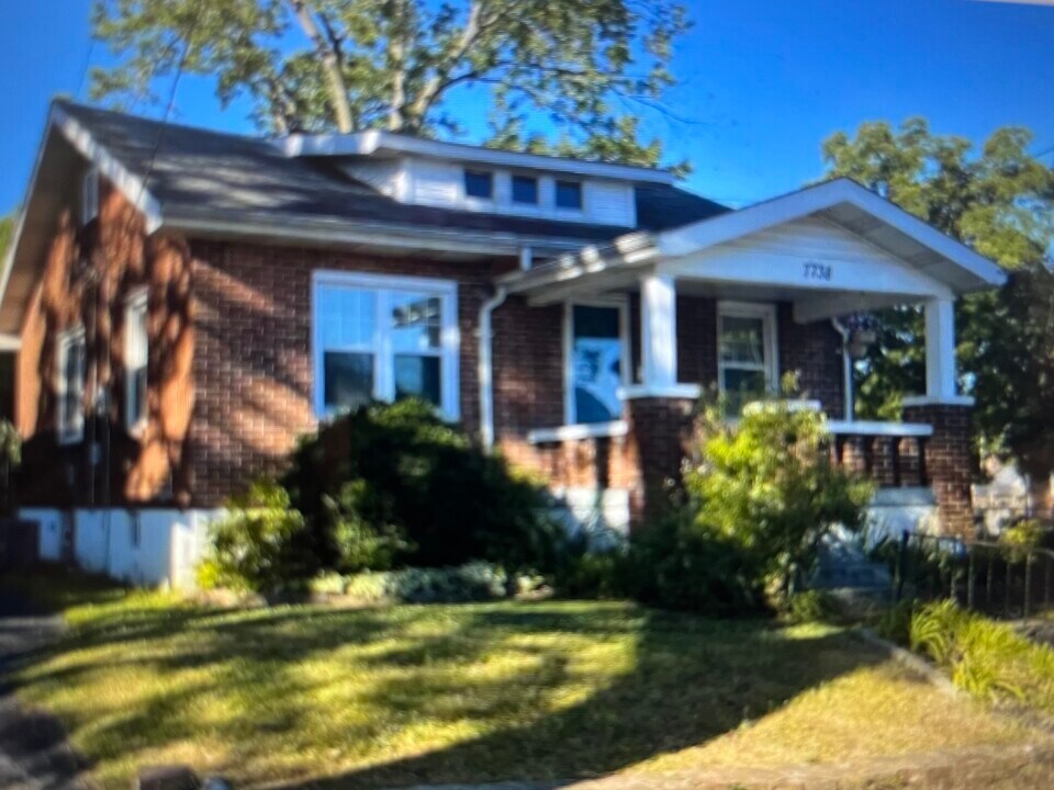 7738 Elene Ave in University City, MO - Building Photo