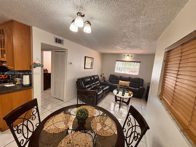 2565 W 56th St in Hialeah, FL - Building Photo - Building Photo