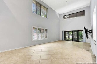 5401 SE Schooner Oaks Way in Stuart, FL - Foto de edificio - Building Photo