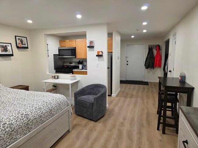 5 Lancelot Court in Salem, NH - Building Photo - Building Photo