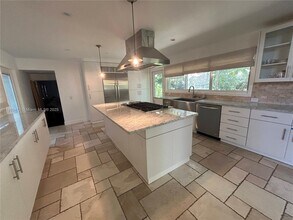 6395 SW 42nd Terrace in Miami, FL - Building Photo - Building Photo