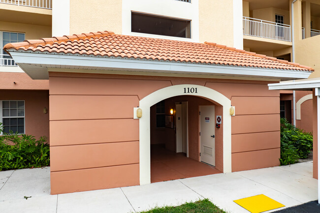 Van Loon Commons Condominiums in Cape Coral, FL - Foto de edificio - Building Photo