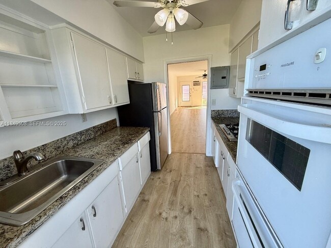 7921 East Dr in North Bay Village, FL - Building Photo - Building Photo