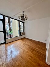303 E 53rd St, Unit #4 in New York, NY - Foto de edificio - Building Photo