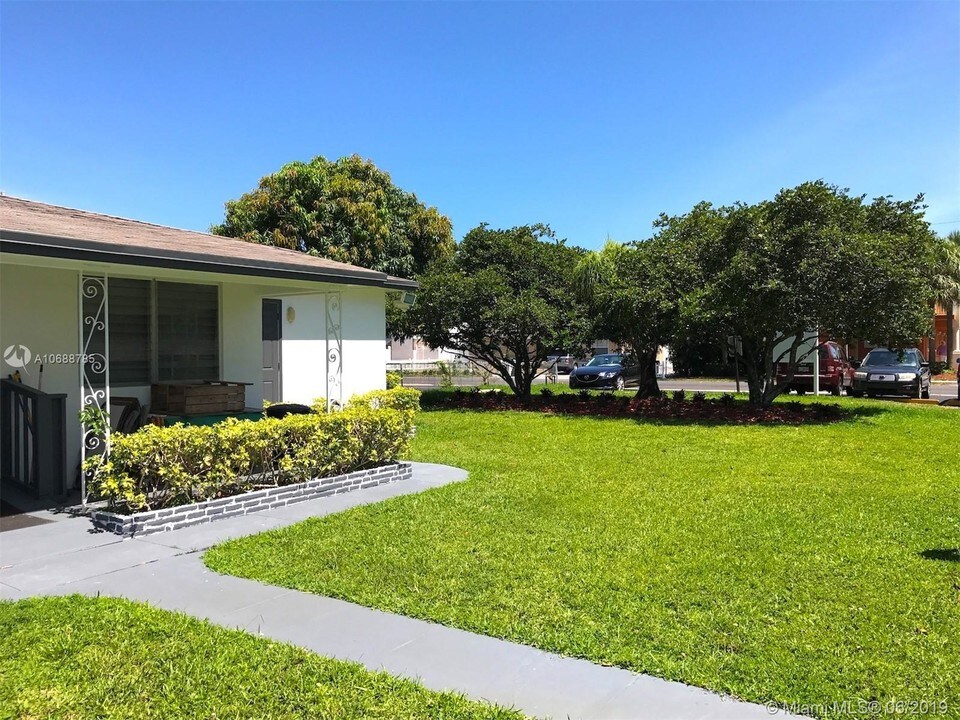 2305 Monroe St-Unit -11 in Hollywood, FL - Building Photo