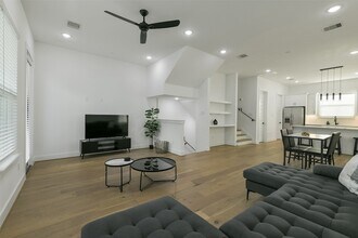 316 Thornton Rd, Unit D in Houston, TX - Foto de edificio - Building Photo