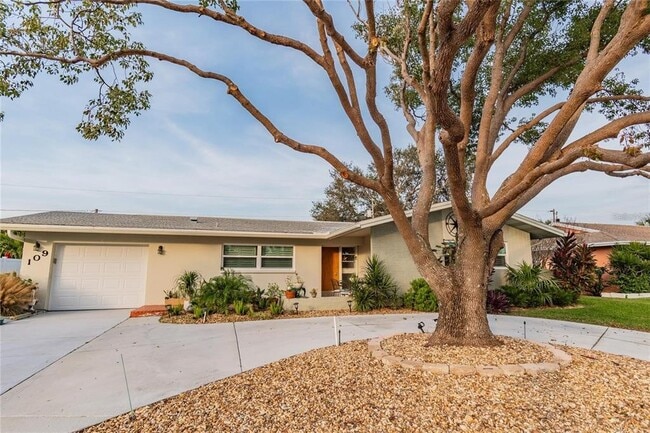 109 24th St in Belleair Beach, FL - Foto de edificio - Building Photo