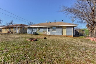 2144 Pearson Dr in Midwest City, OK - Foto de edificio - Building Photo