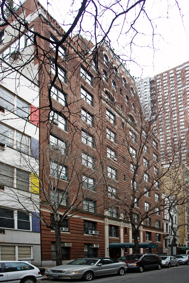 60 W 68th St in New York, NY - Foto de edificio - Building Photo