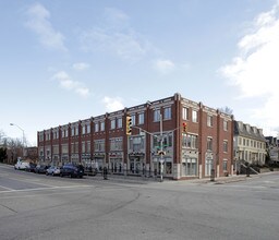 76-94 Lakeshore Rd W in Oakville, ON - Building Photo - Building Photo