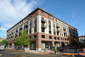 Fifth Avenue Court in Portland, OR - Foto de edificio - Building Photo