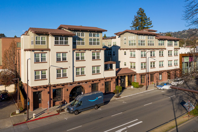 Helios Corner in Berkeley, CA - Foto de edificio - Building Photo