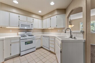 1010 S Farralon Ln in Anaheim, CA - Foto de edificio - Building Photo