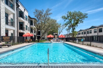 Lumen Residences in San Antonio, TX - Foto de edificio - Building Photo