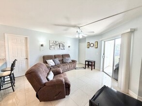 150 Santa Clara Dr in Naples, FL - Foto de edificio - Building Photo