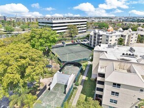 8343 Lake Dr in Doral, FL - Foto de edificio - Building Photo