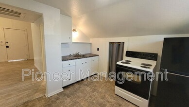 368 E Dean Ave in Sutherlin, OR - Building Photo - Building Photo