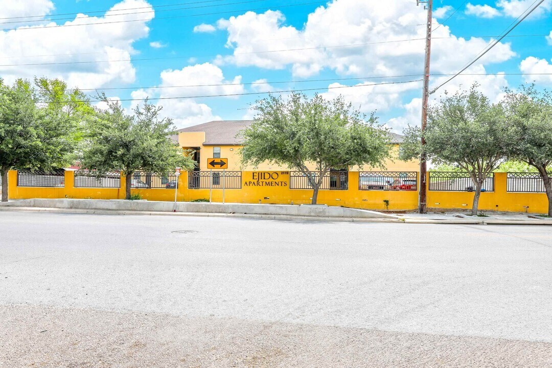 2119 S Ejido Ave in Laredo, TX - Building Photo