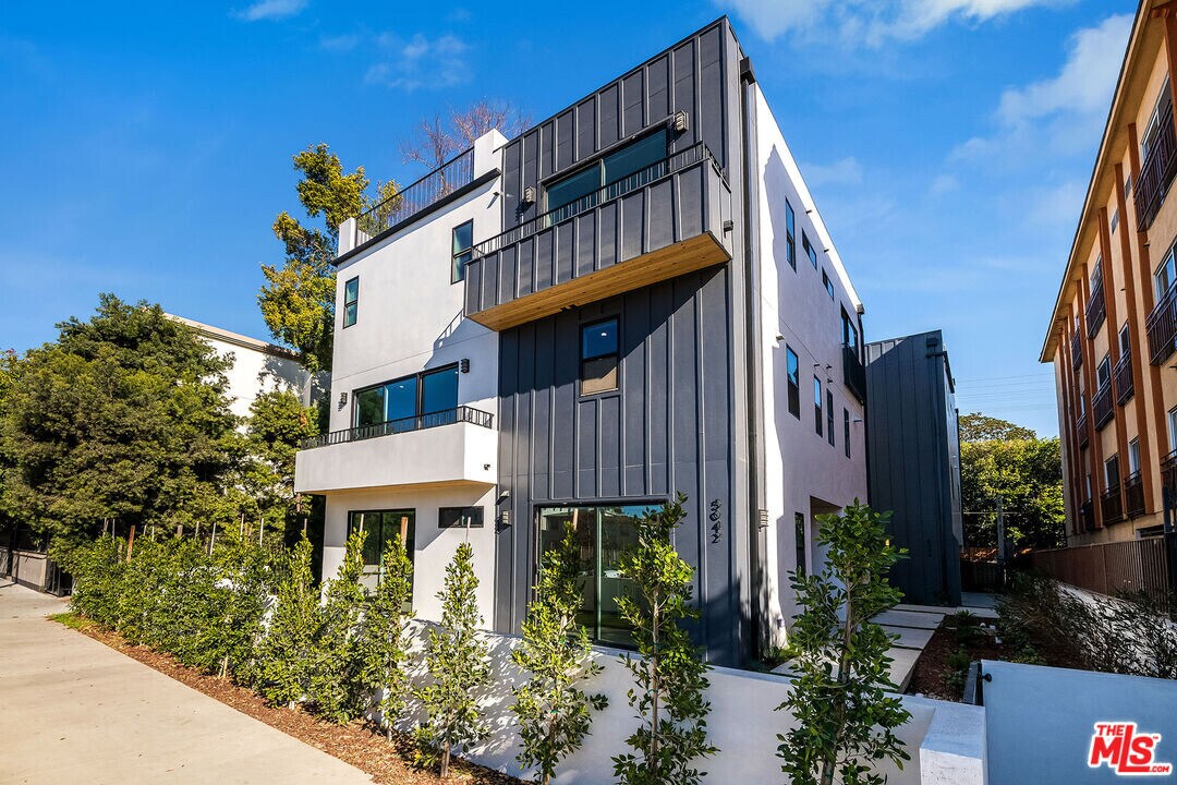 5042 Laurel Canyon Blvd in Los Angeles, CA - Building Photo