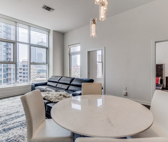 2323 N Houston St in Dallas, TX - Foto de edificio - Building Photo