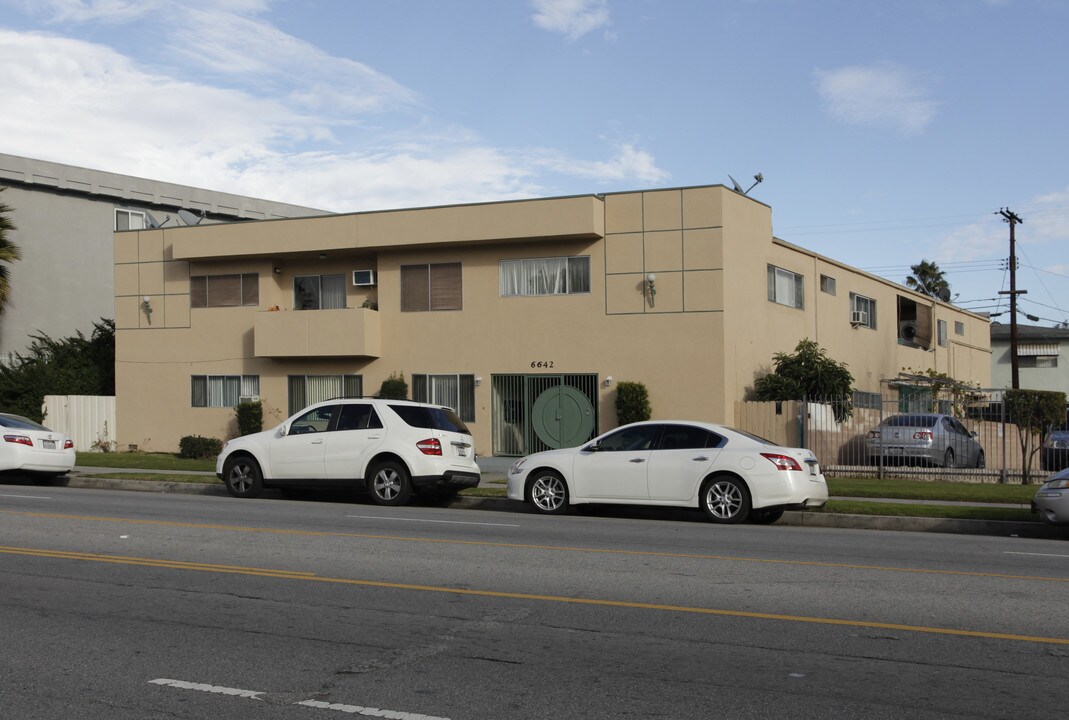 6642 Whitsett Ave in North Hollywood, CA - Foto de edificio