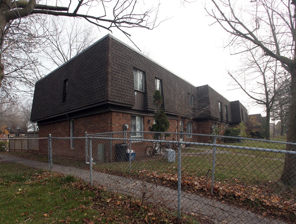 683-691 Dynes Rd in Burlington, ON - Building Photo