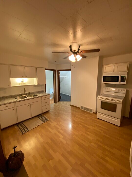 1333 Rawson Ave, Unit Upper in South Milwaukee, WI - Building Photo