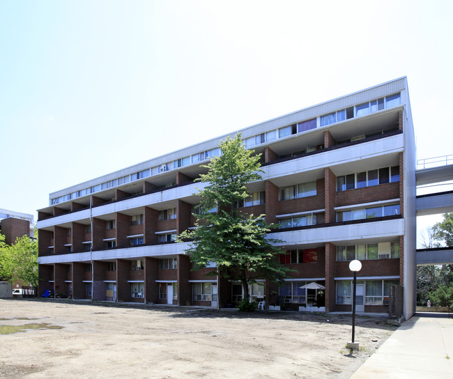 135 Leeward Glenway in Toronto, ON - Building Photo - Primary Photo