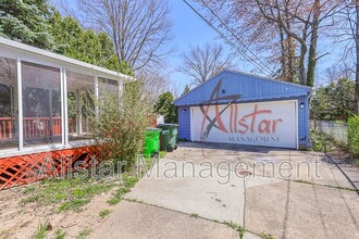 983 Clinton Ave in South Euclid, OH - Foto de edificio - Building Photo