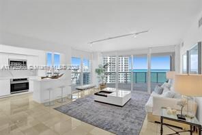 6301 Collins Ave, Unit # 2308 in Miami Beach, FL - Foto de edificio - Building Photo