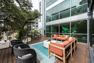 Yugo Austin Corner in Austin, TX - Foto de edificio - Building Photo