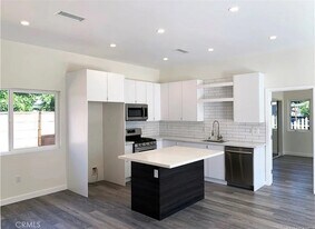 17217 Kittridge St in Los Angeles, CA - Building Photo